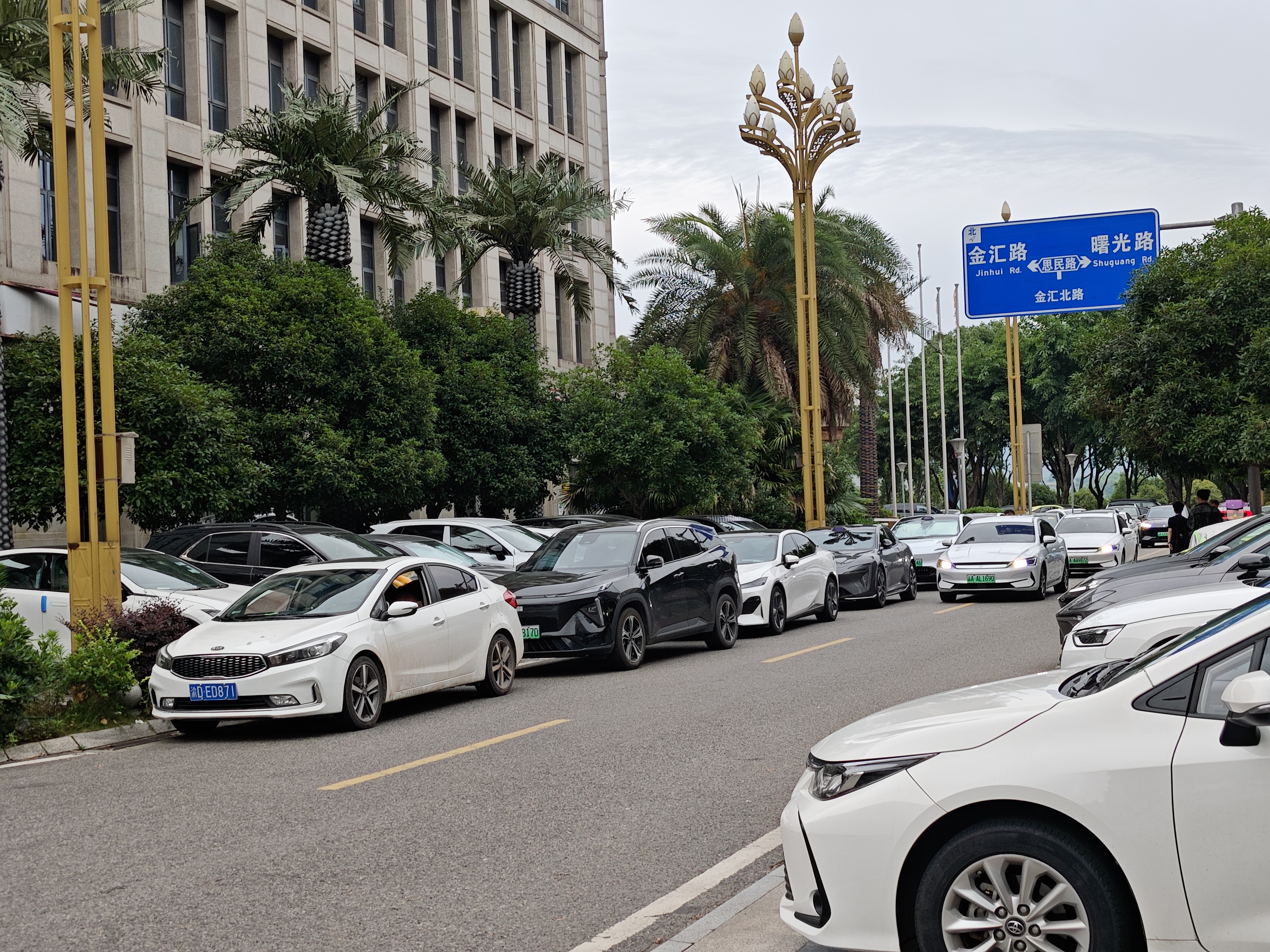 龙兴镇金汇北路违停严重影响交通通行!-重庆网络问政平台