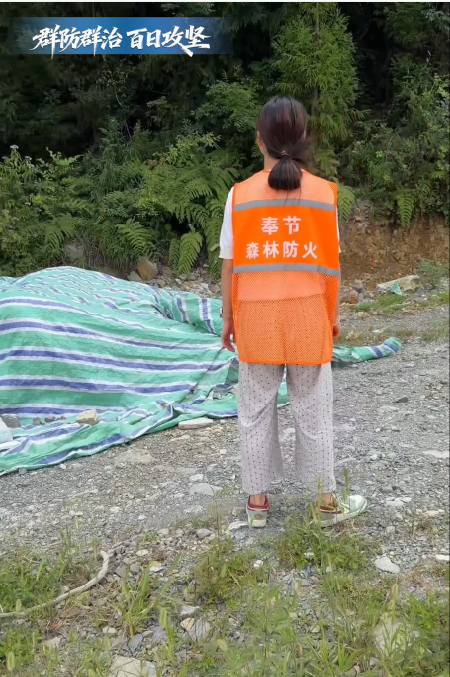 奔走喊话防山火——青龙镇红阳村