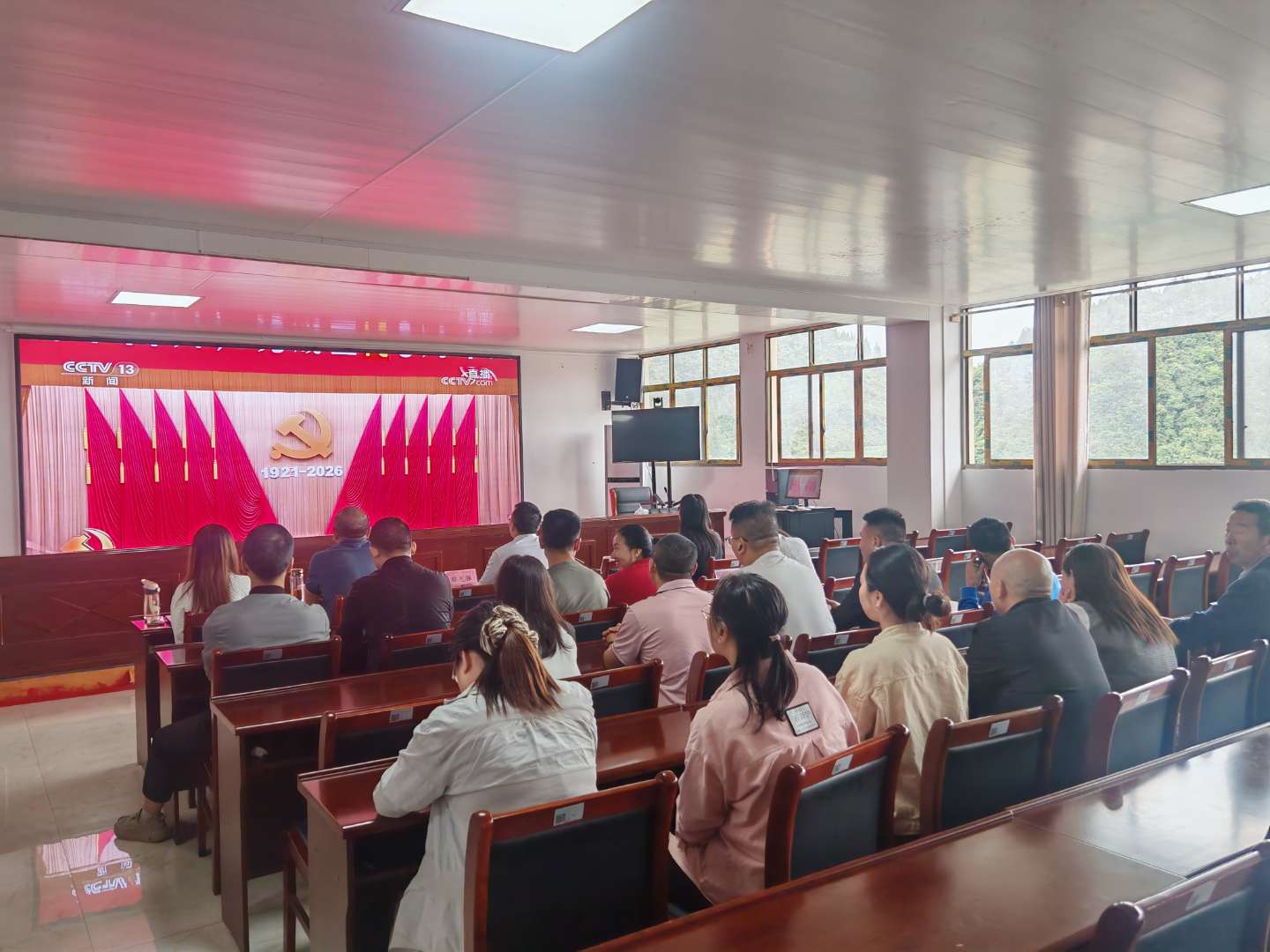苍岭镇党员干部收看建党105周年大会.jpg