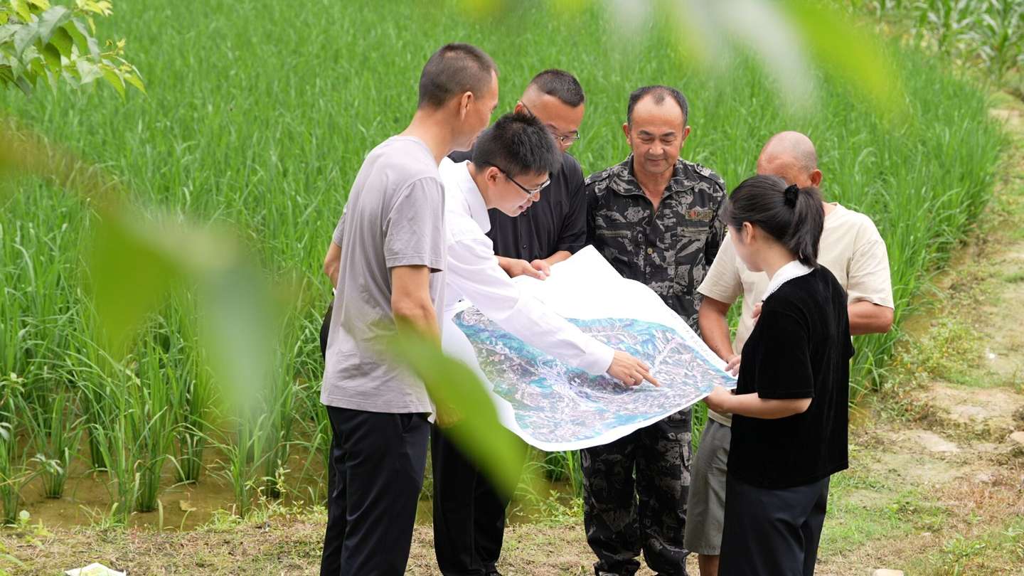 工作人员与群众一起查看规划图.jpg