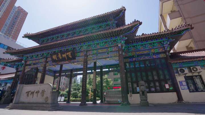 悬挂赵藩对联的酉州中学.jpg