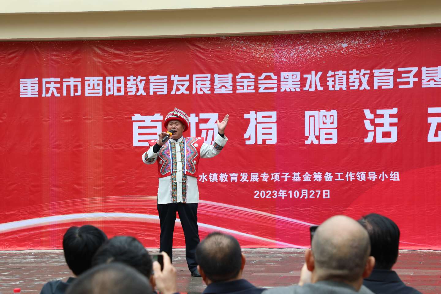 熊正禄演唱《黑水号子·啊啦调》。（汪登平摄）.JPG