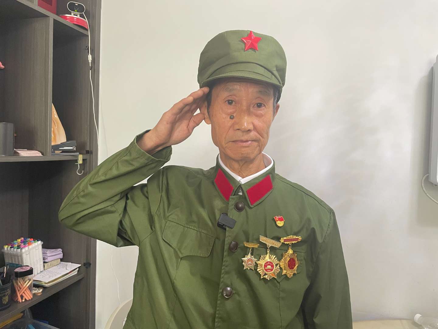 杨昌应戴上修好的纪念章，向大家敬礼.jpg