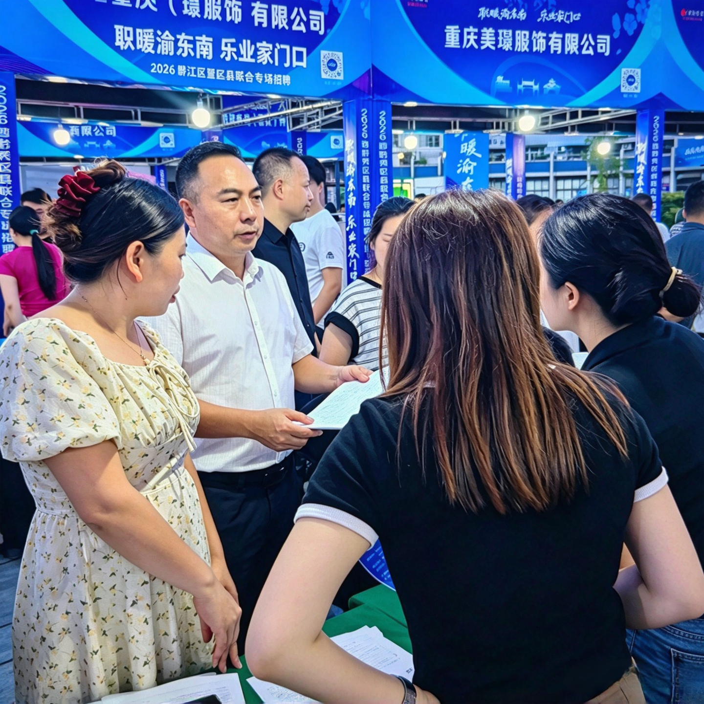 求职者与招聘企业沟通。.png