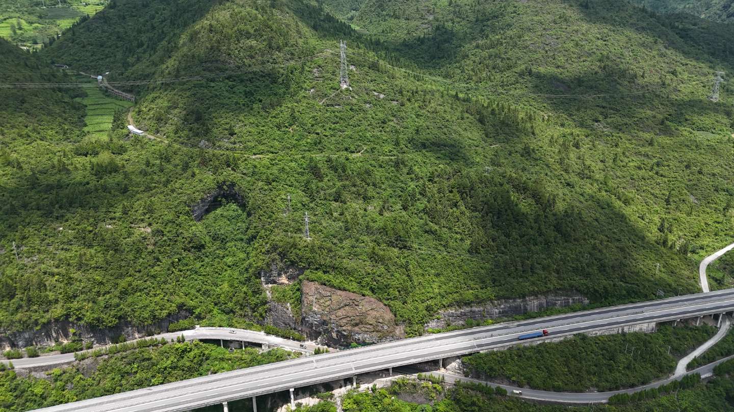 雷打岩危岩全貌图.jpg