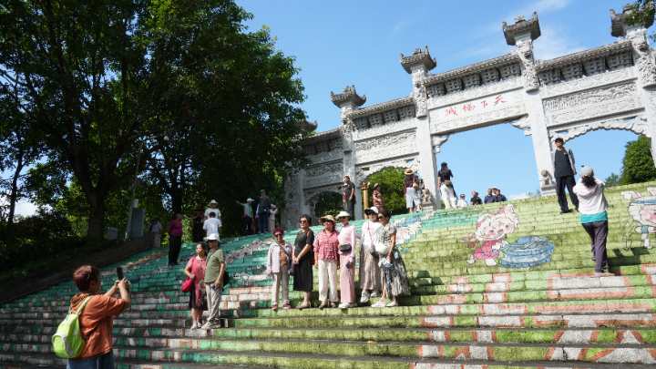 520名游客沉浸式游览云阳世界地质公园