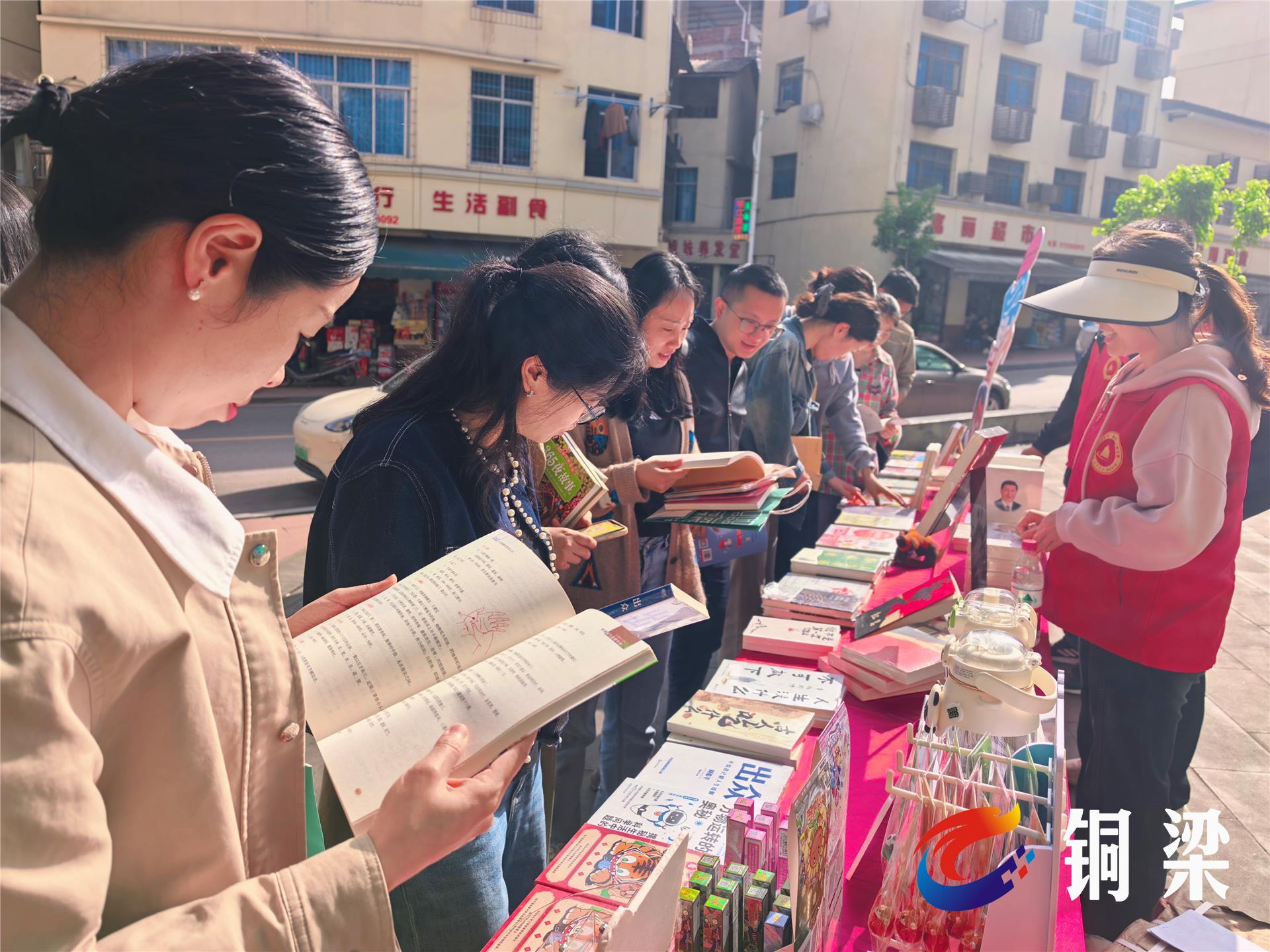 铜梁新华书店把书摊“搬进”少云镇——铜梁网